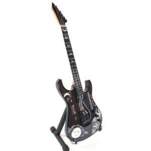 021427 Model rockové kytary se stojanem v měřítku 1:4