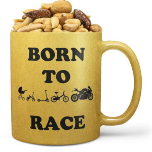 Hrnek Born to race - zlatý (Náplň hrníčku: Směs slaných oříšků)