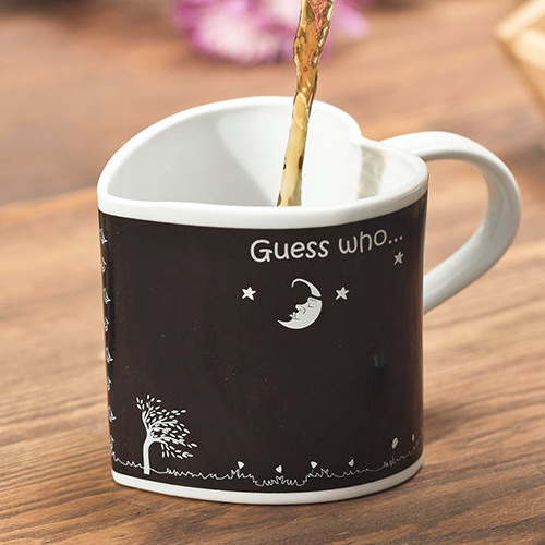 Magický hrnek srdce Guess who loves you