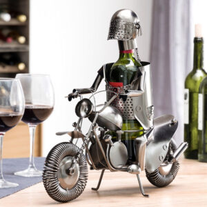 Kovový stojan na víno motorkář