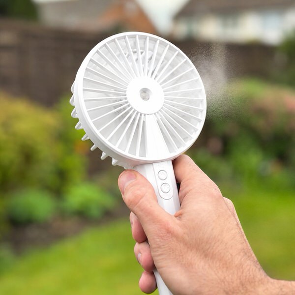 Nabíjecí ventilátor s rozprašovačem