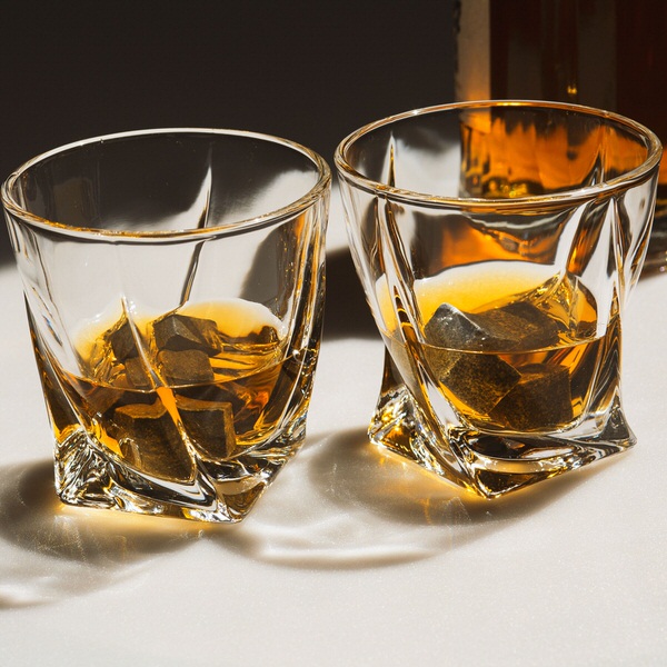 Sada 2 zkroucených sklenic na whisky s chladícími kamennými kostkami