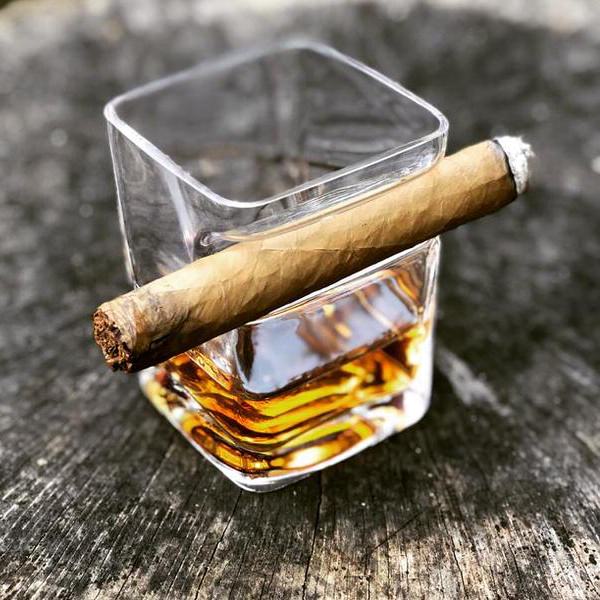 Sklenice na whisky a doutník